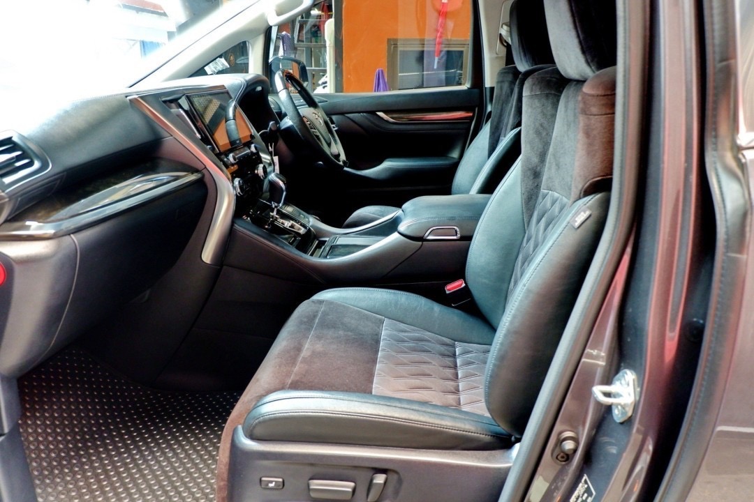 2015 Toyota Alphard สีเทา (รูปที่ 14)