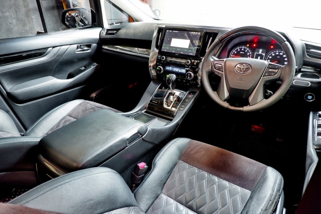 2015 Toyota Alphard สีเทา (รูปที่ 3)