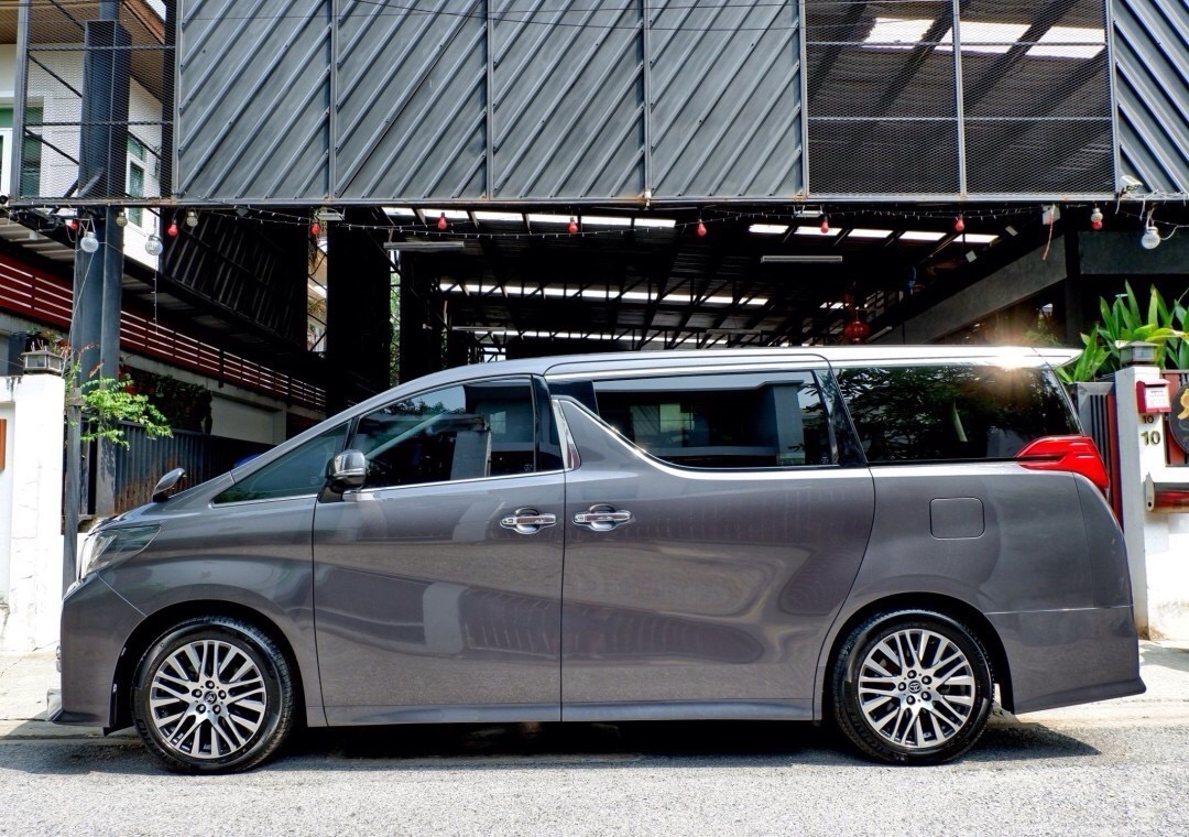 2015 Toyota Alphard สีเทา (รูปที่ 8)