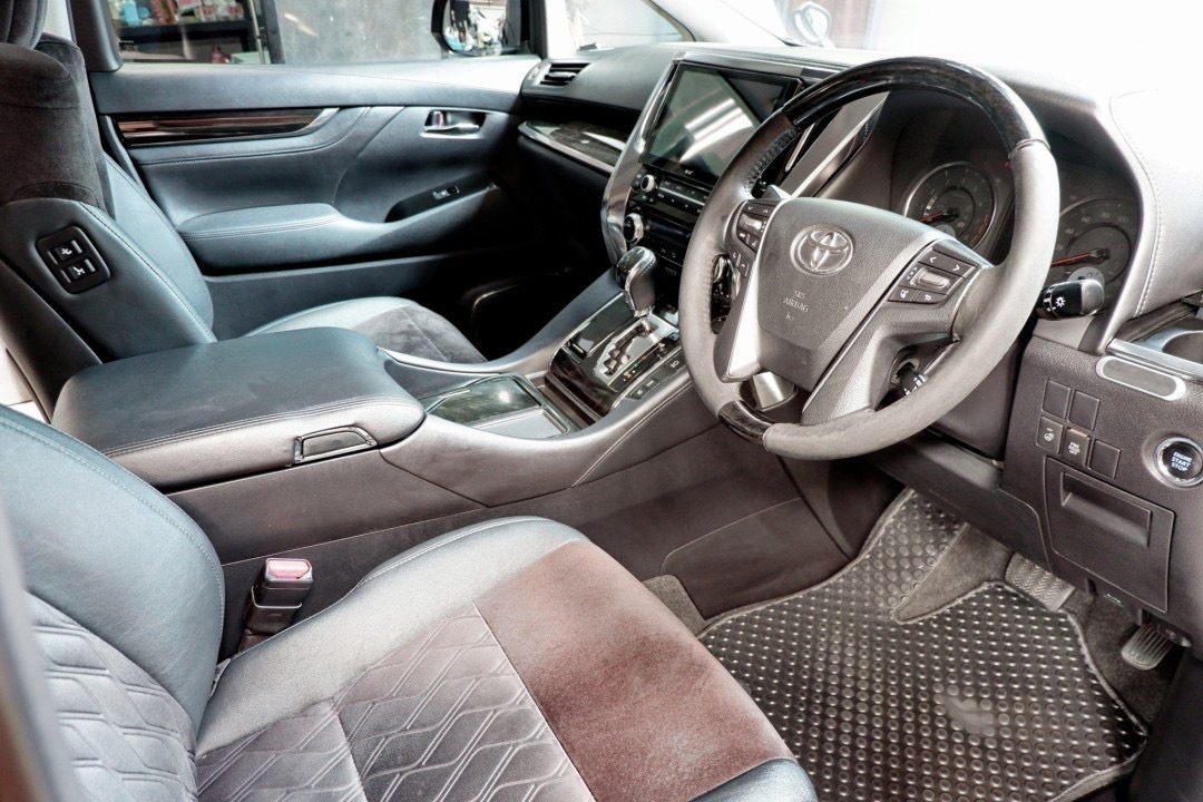 2015 Toyota Alphard สีเทา (รูปที่ 4)