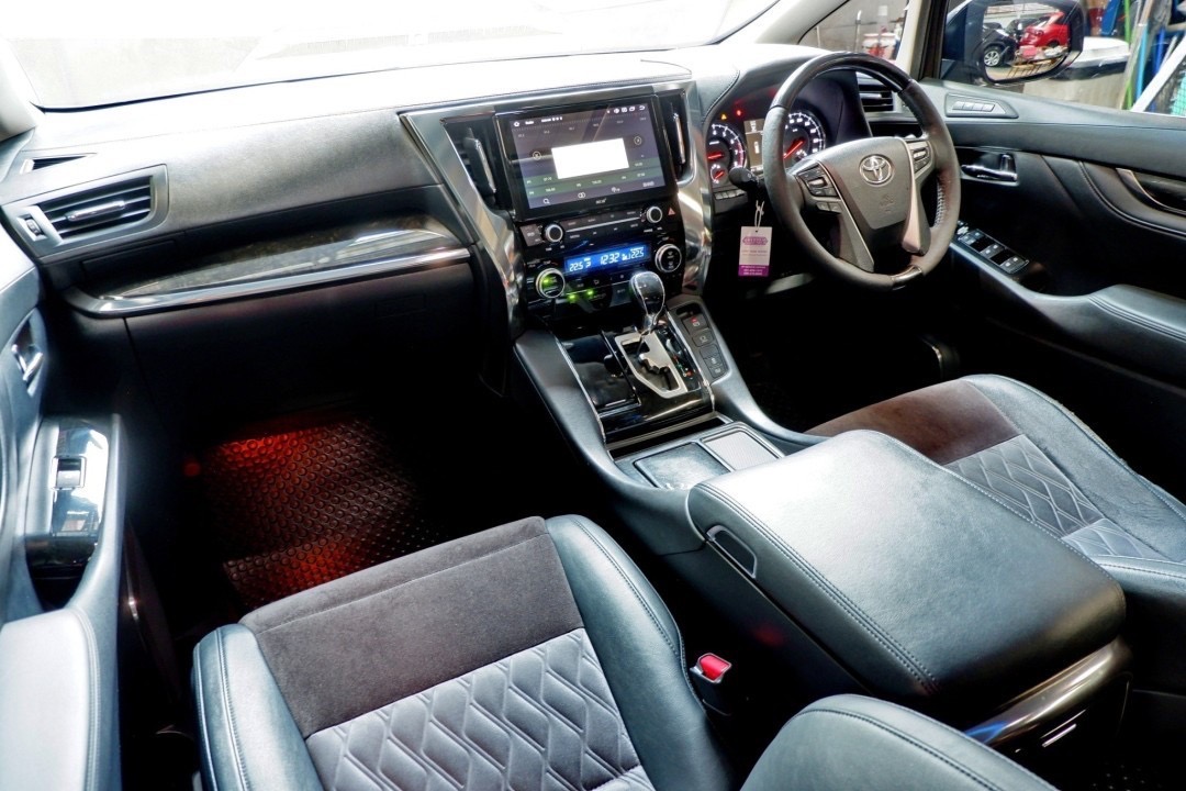 2015 Toyota Alphard สีเทา (รูปที่ 9)