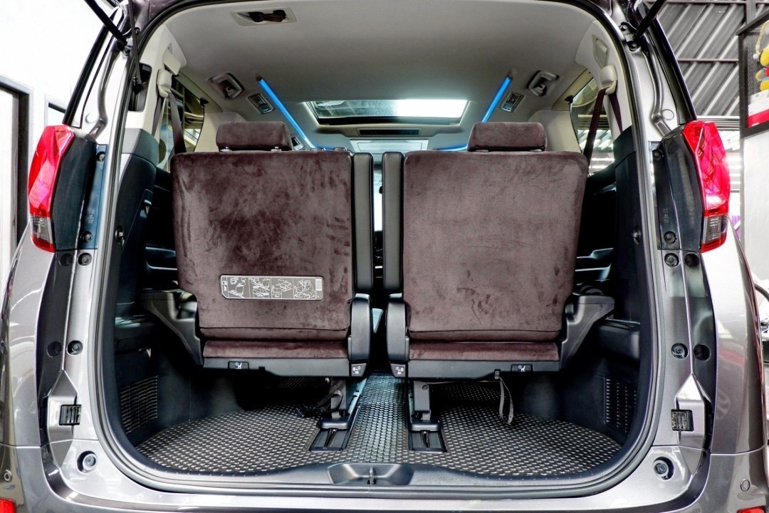 2015 Toyota Alphard สีเทา (รูปที่ 10)