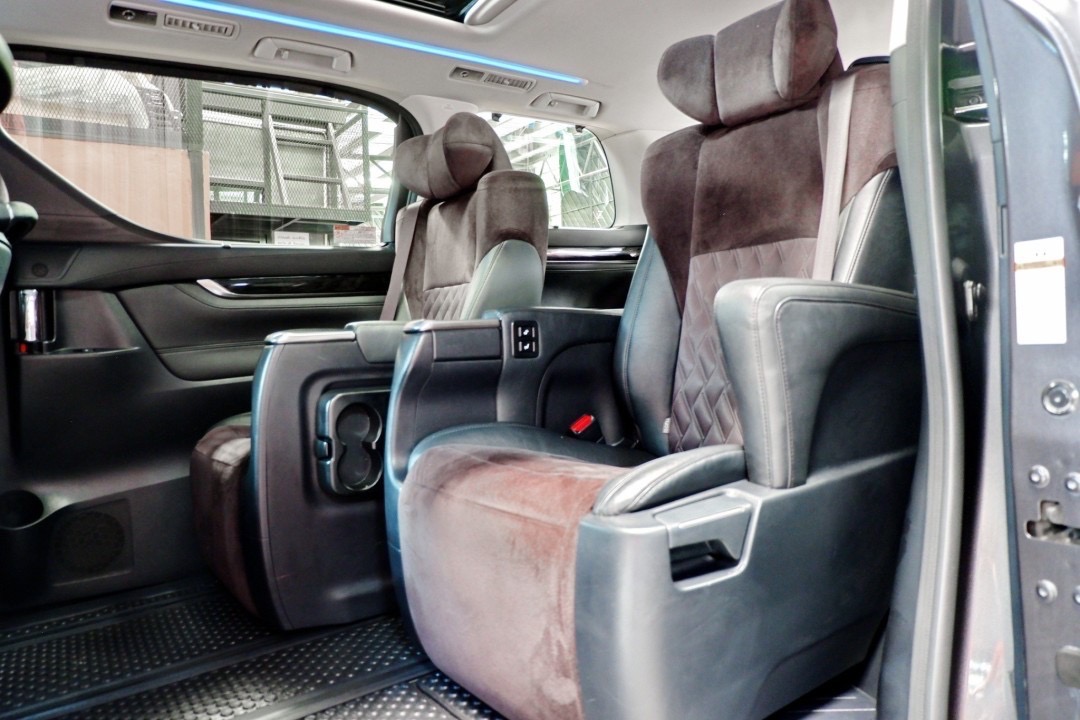 2015 Toyota Alphard สีเทา (รูปที่ 12)
