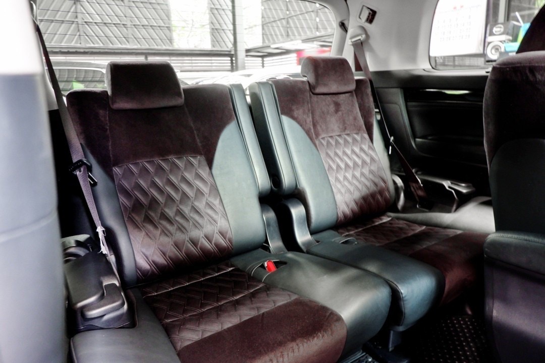 2015 Toyota Alphard สีเทา (รูปที่ 11)