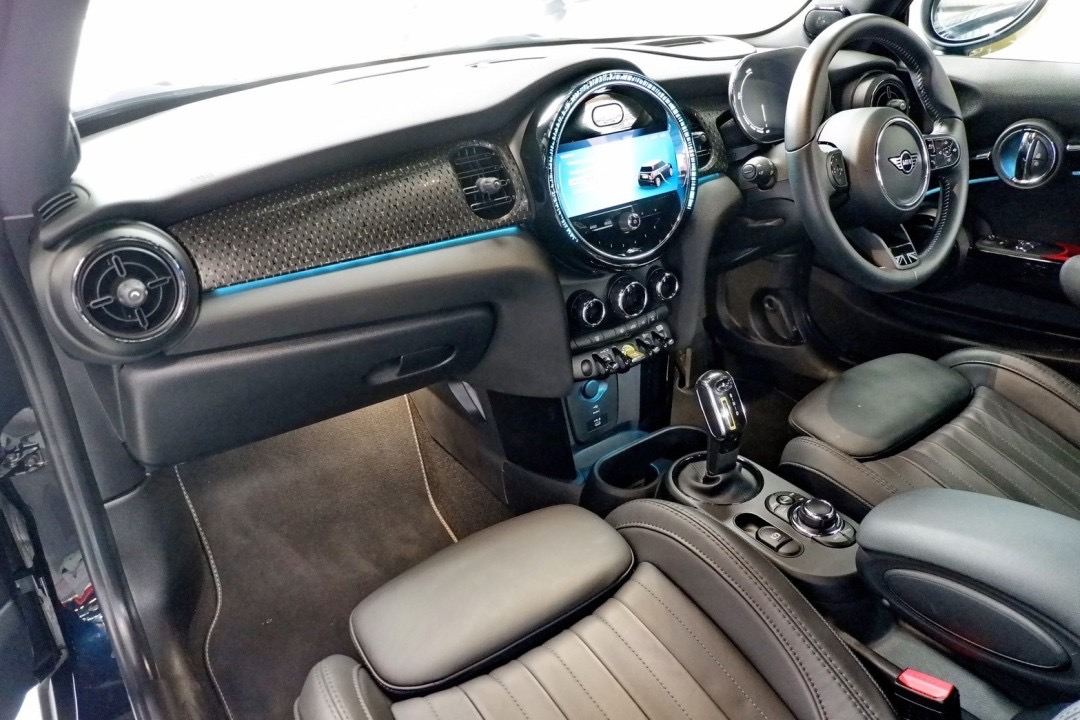 2022 Mini Cooper (Hatch) Look3 F55 (5 ประตู) สีน้ำเงิน (รูปที่ 13)