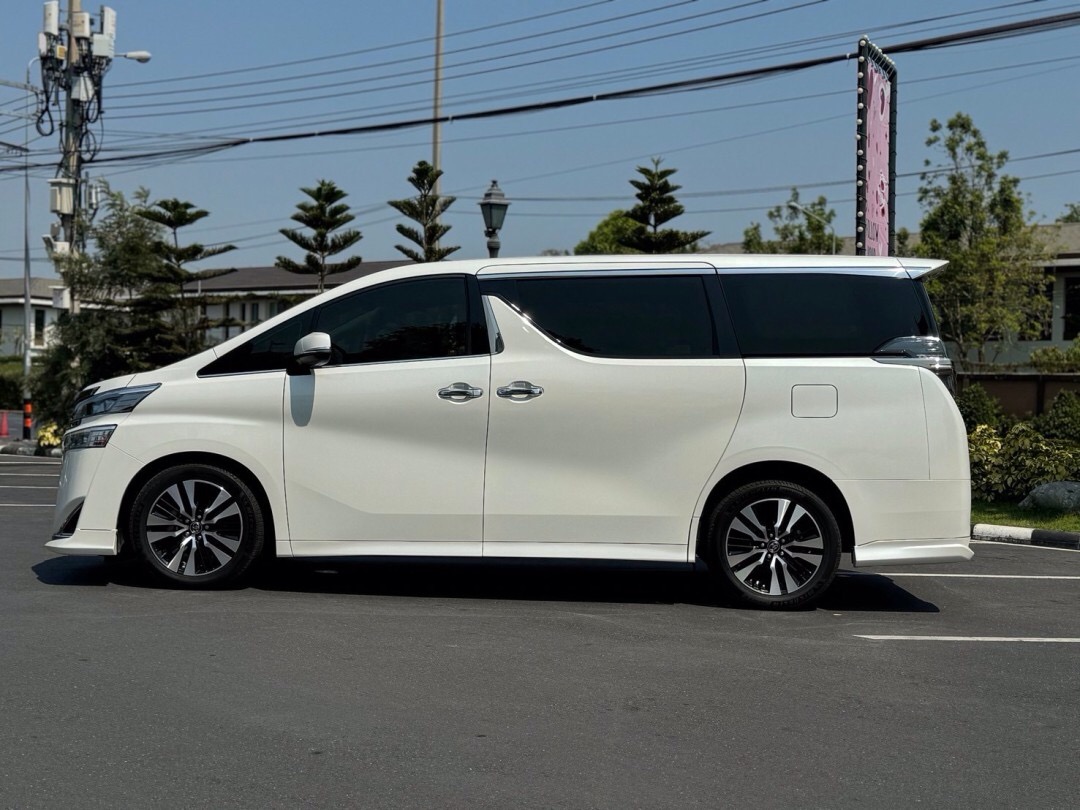 2019 Toyota Vellfire สีขาว (รูปที่ 9)