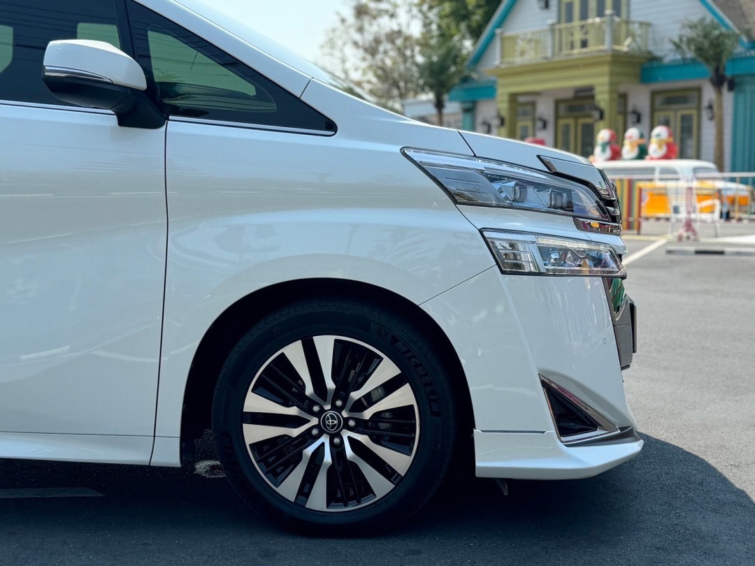 2019 Toyota Vellfire สีขาว (รูปที่ 4)