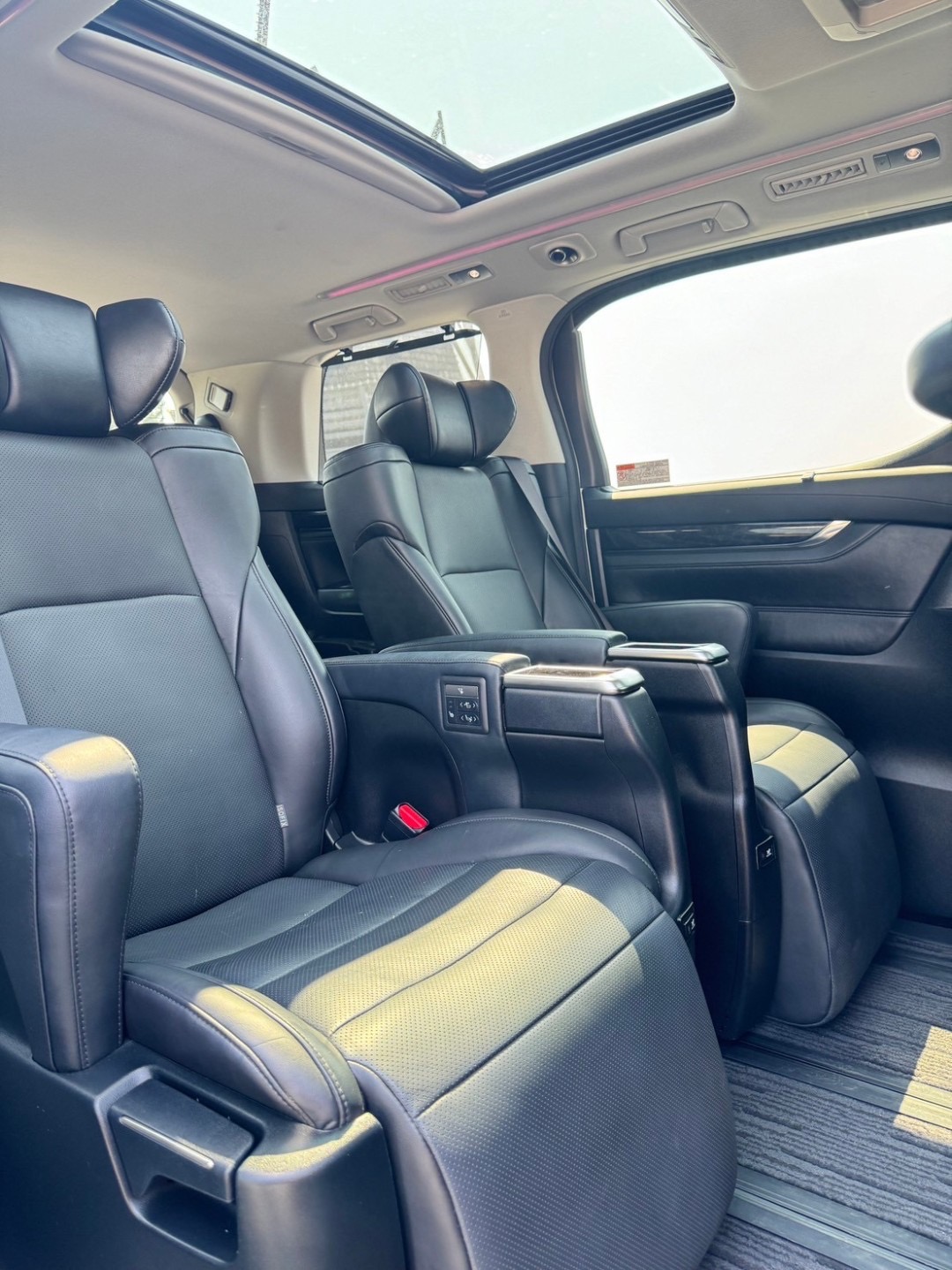 2019 Toyota Vellfire สีขาว (รูปที่ 14)