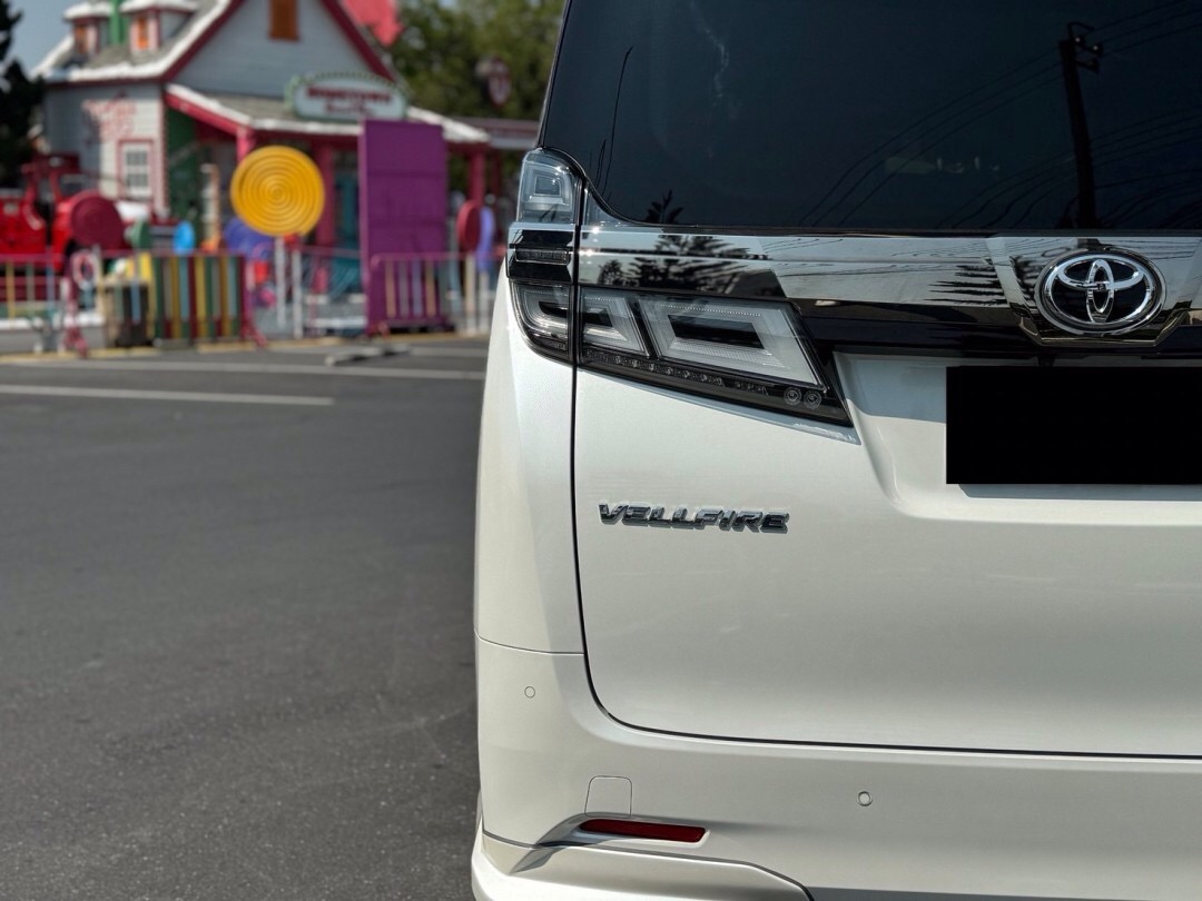 2019 Toyota Vellfire สีขาว (รูปที่ 6)
