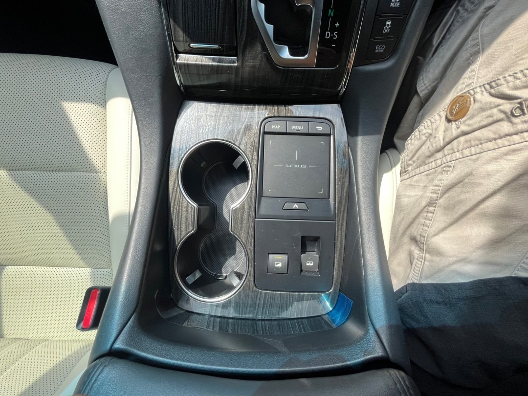 2020 Lexus LM300h Executive 4 Seats สีดำ (รูปที่ 9)