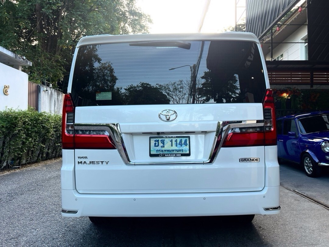 2019 Toyota Vellfire สีขาว (รูปที่ 8)