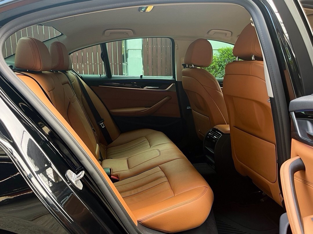 2019 BMW 530e Elite (G30) Plug-in.Hybrid สีดำ (รูปที่ 8)