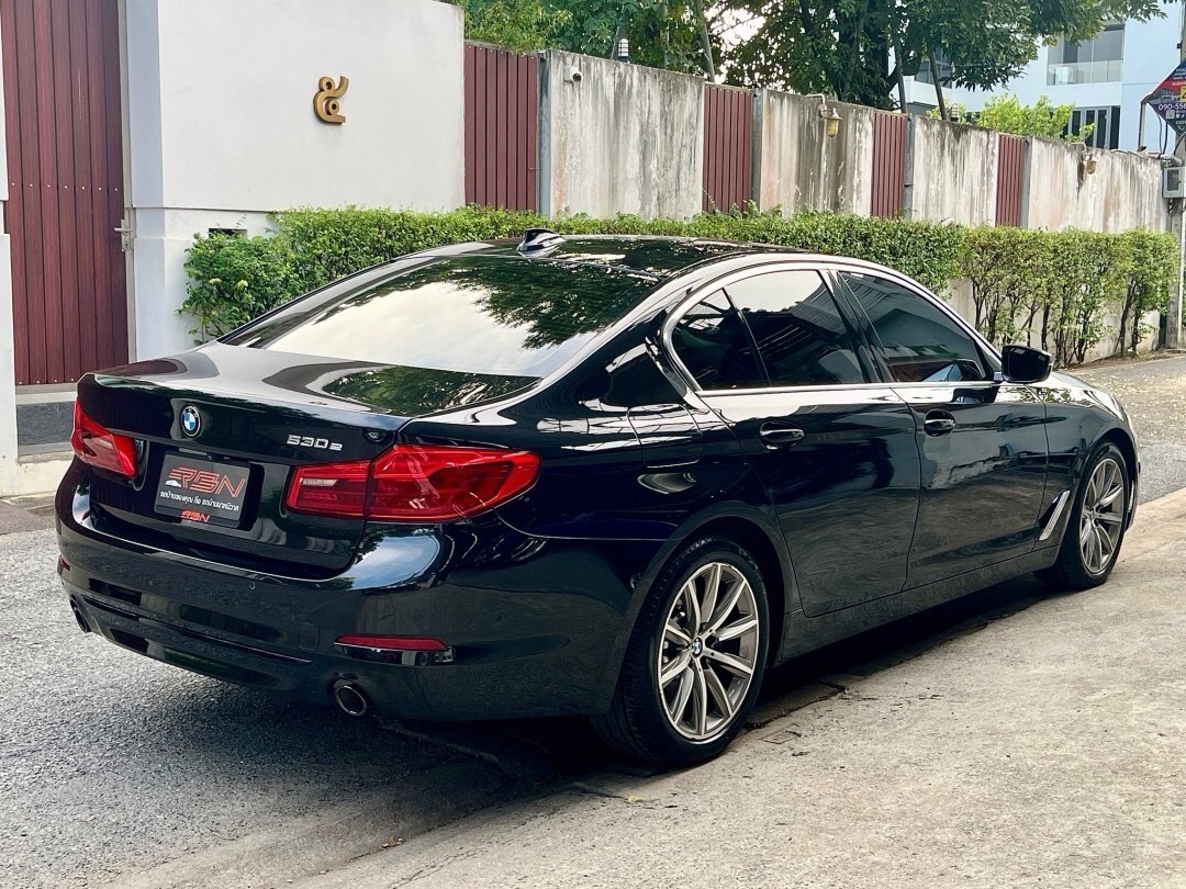 2019 BMW 530e Elite (G30) Plug-in.Hybrid สีดำ (รูปที่ 4)