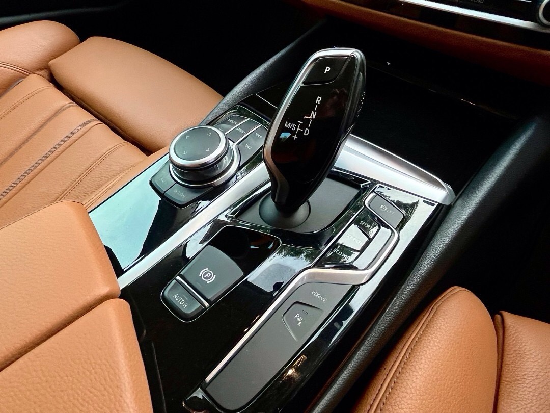 2019 BMW 530e Elite (G30) Plug-in.Hybrid สีดำ (รูปที่ 10)