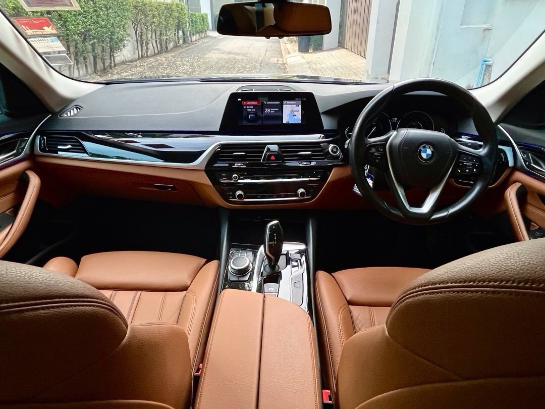 2019 BMW 530e Elite (G30) Plug-in.Hybrid สีดำ (รูปที่ 6)