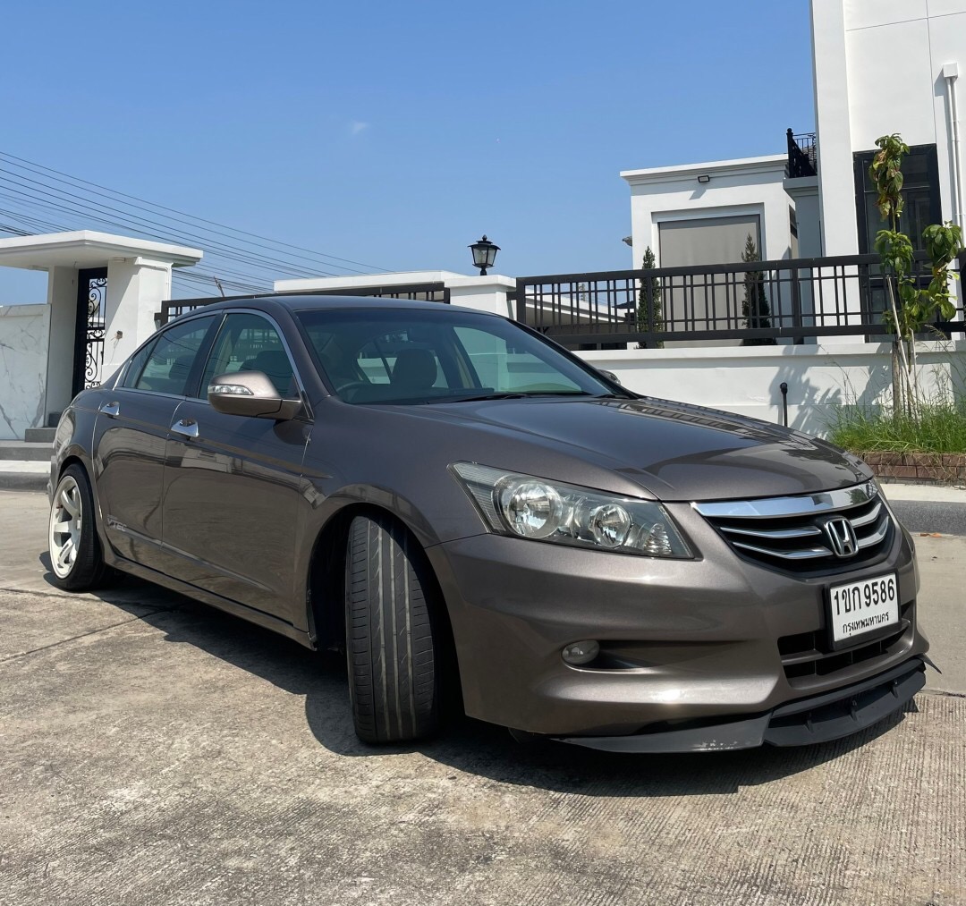 2011 Honda Accord Gen 8 สีน้ำตาล (รูปที่ 2)