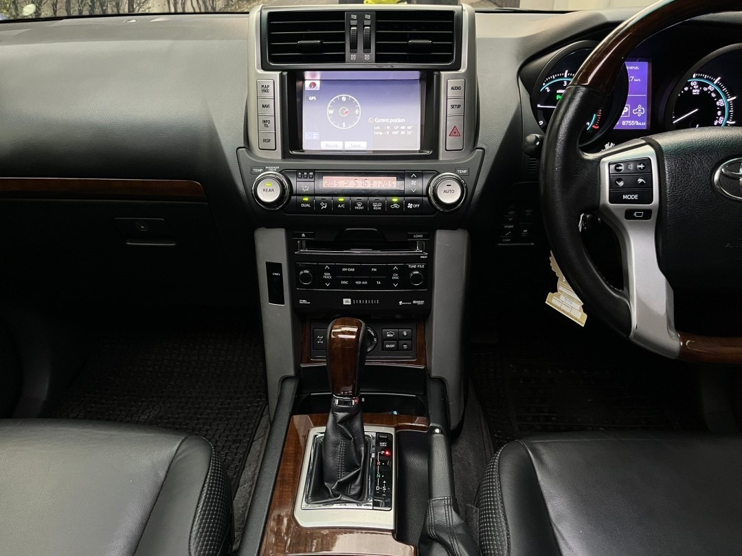 2016 Toyota Land Cruiser J100 สีน้ำเงิน (รูปที่ 10)
