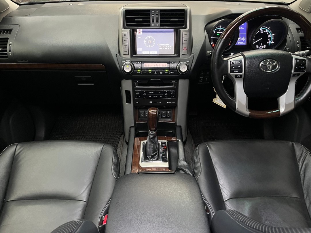2016 Toyota Land Cruiser J100 สีน้ำเงิน (รูปที่ 12)