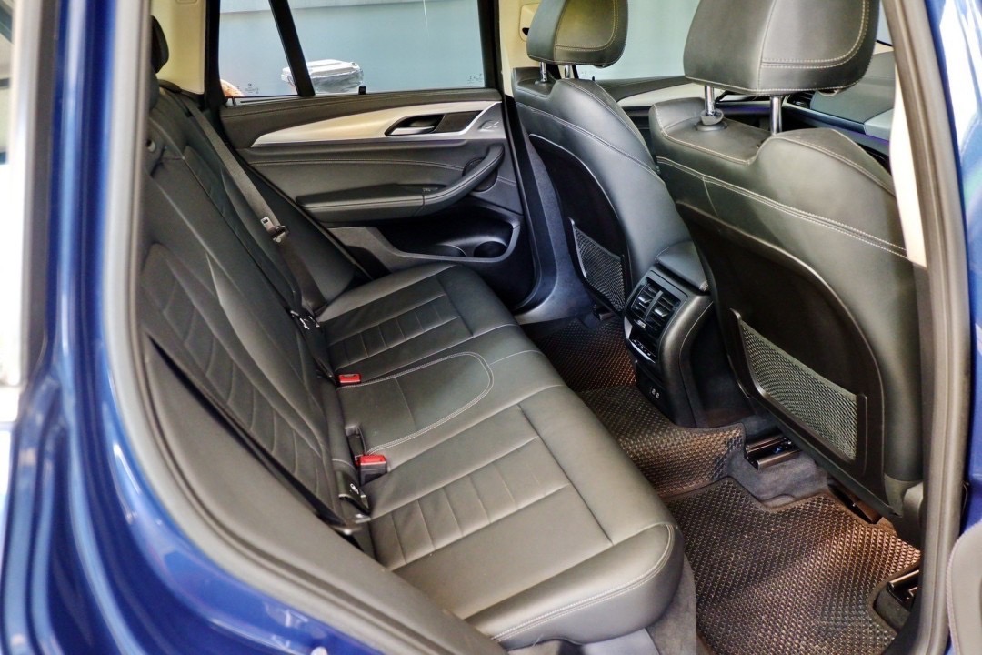 2021 BMW X3 G01 สีน้ำเงิน (รูปที่ 6)