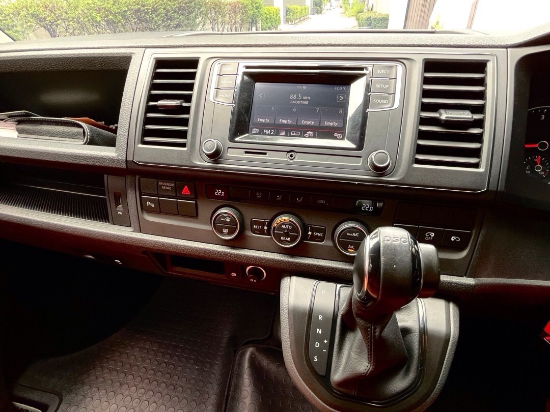2019 Volkswagen Transporter (Caravelle) Transporter Shuttle สีดำ (รูปที่ 2)