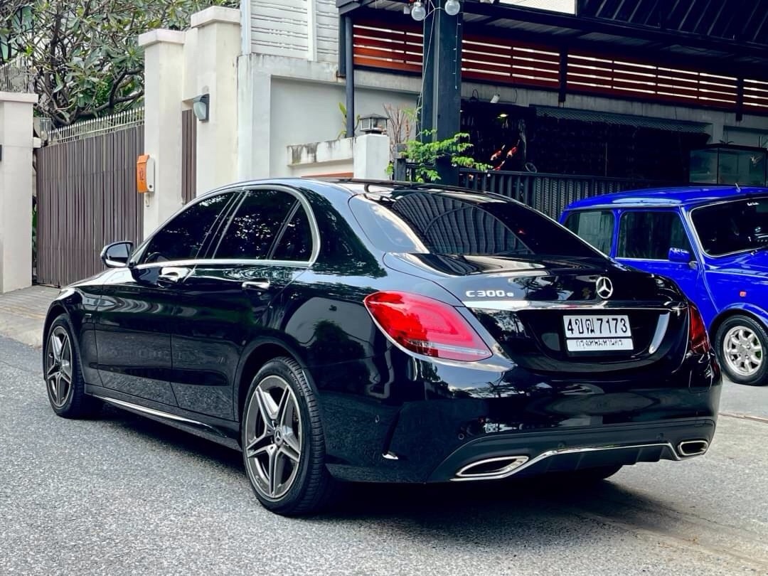 2019 Mercedes-Benz C-Class C 350 e AMG สีดำ (รูปที่ 2)