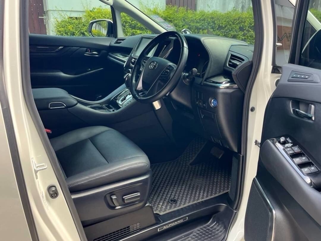 2020 Toyota Alphard สีขาว (รูปที่ 10)
