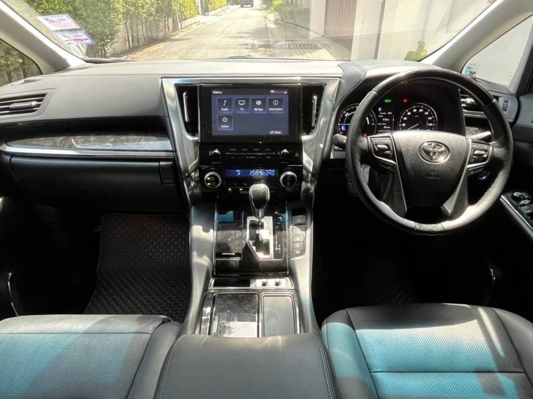 2020 Toyota Alphard สีขาว (รูปที่ 9)