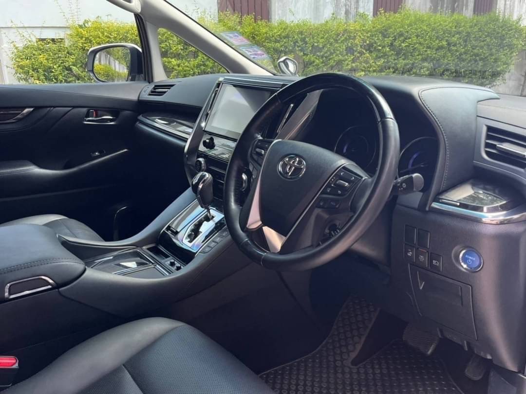 2020 Toyota Alphard สีขาว (รูปที่ 6)