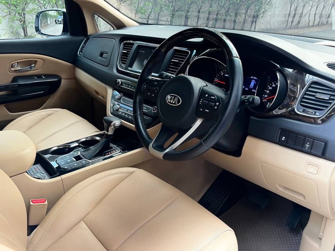 2019 Kia Grand Carnival สีขาว (รูปที่ 4)