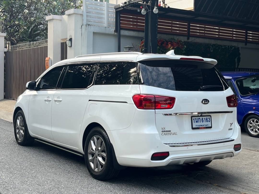 2019 Kia Grand Carnival สีขาว (รูปที่ 2)