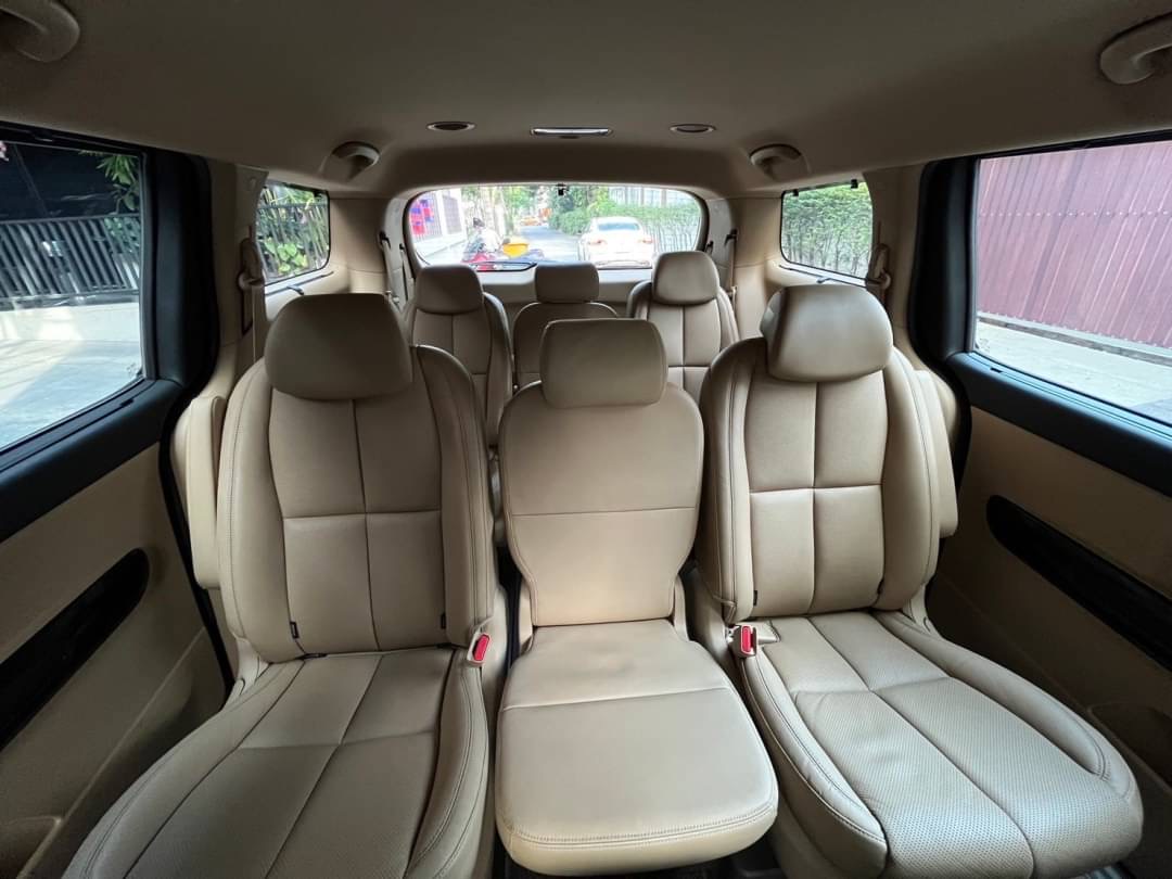 2019 Kia Grand Carnival สีขาว (รูปที่ 9)