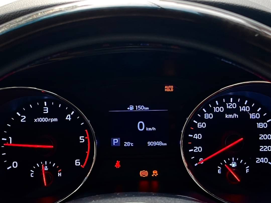 2019 Kia Grand Carnival สีขาว (รูปที่ 8)