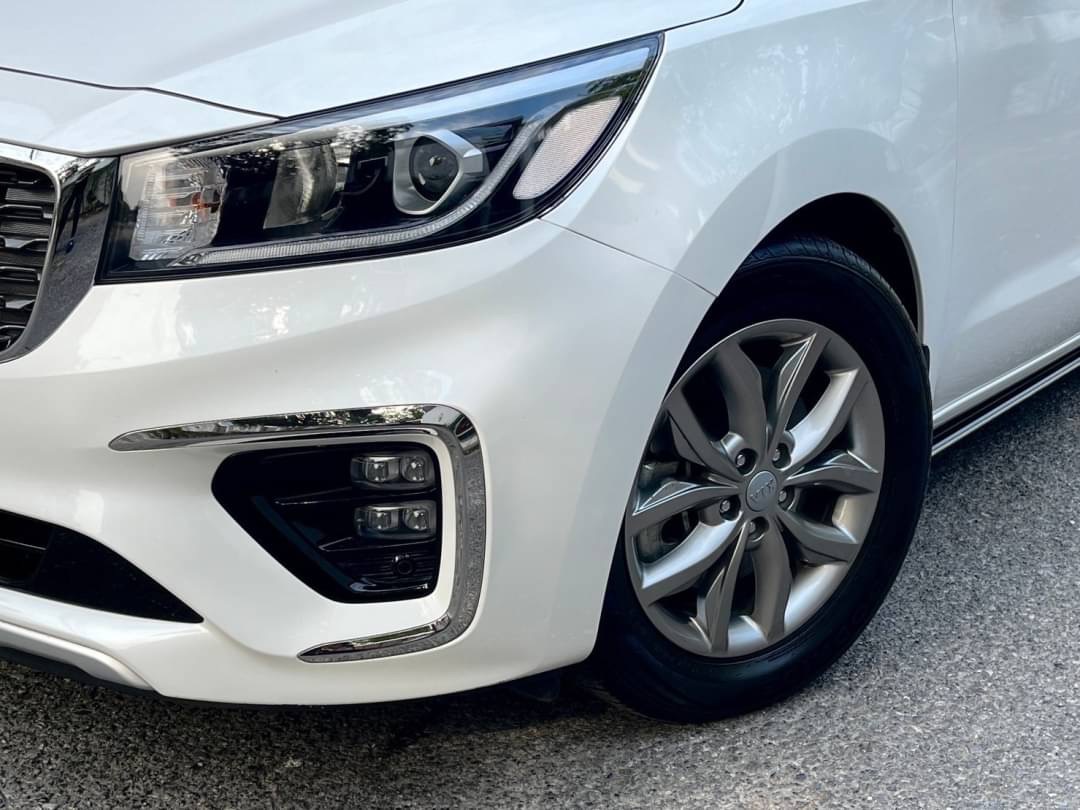 2019 Kia Grand Carnival สีขาว