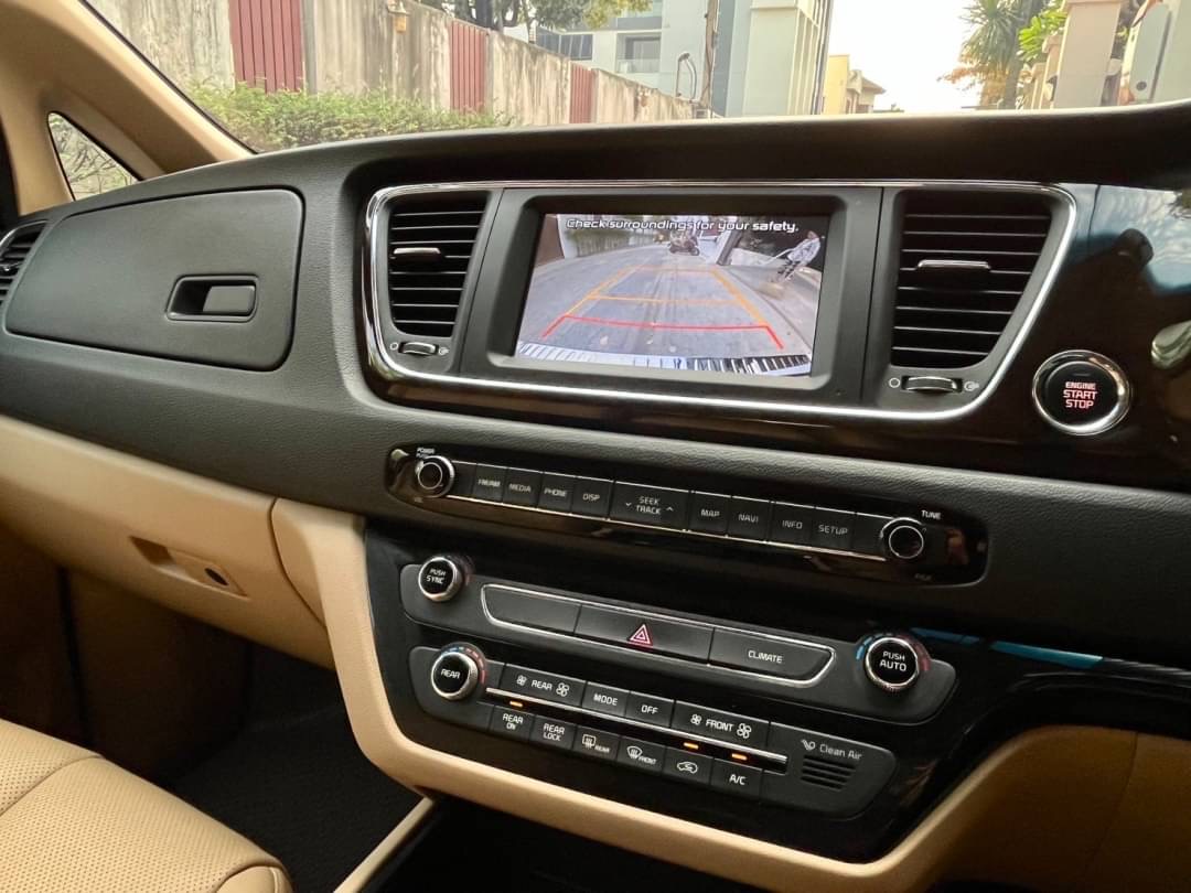 2019 Kia Grand Carnival สีขาว