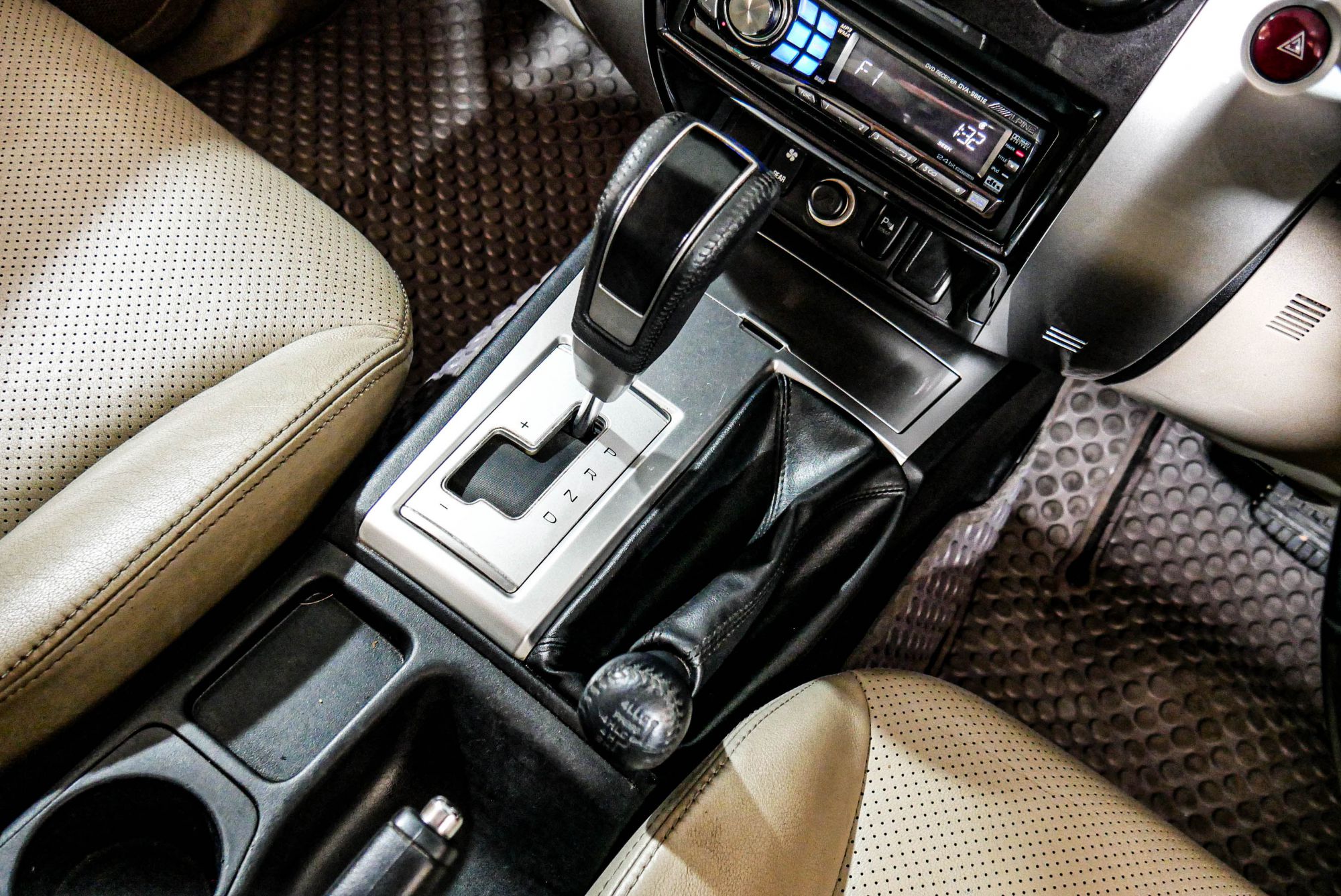 MITSUBISHI PAJERO SPORT 3.2 GT 4WD. AT ปี2011 สีดำ (รูปที่ 8)