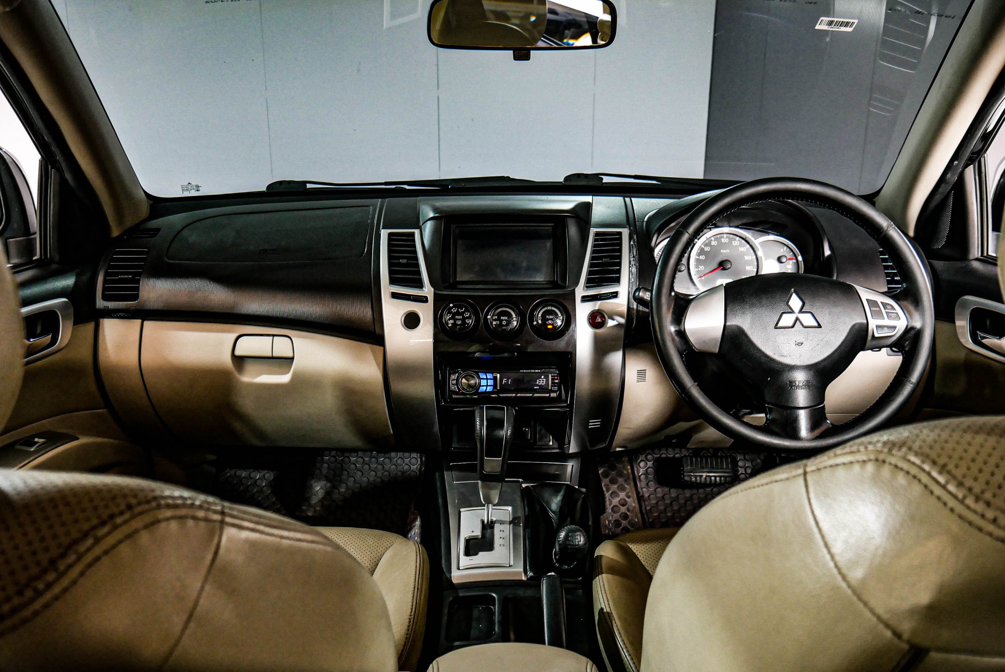MITSUBISHI PAJERO SPORT 3.2 GT 4WD. AT ปี2011 สีดำ (รูปที่ 6)