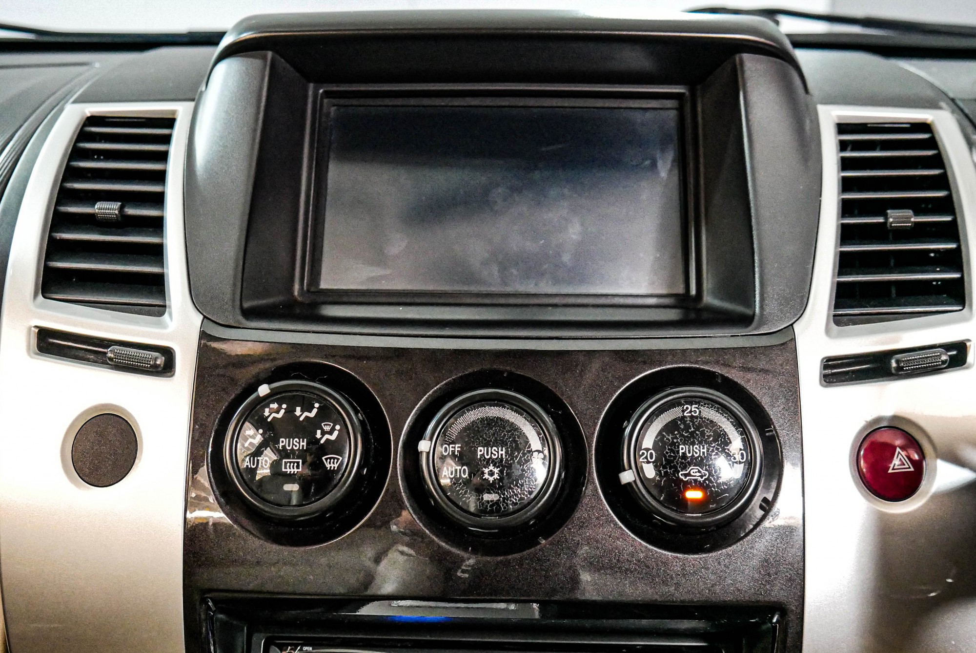 MITSUBISHI PAJERO SPORT 3.2 GT 4WD. AT ปี2011 สีดำ (รูปที่ 10)