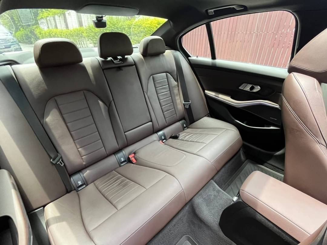 2020 BMW 330e M Sport LCI สีดำ (รูปที่ 10)