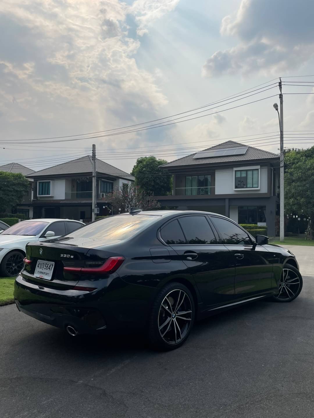 2020 BMW 330e M Sport LCI สีดำ (รูปที่ 3)