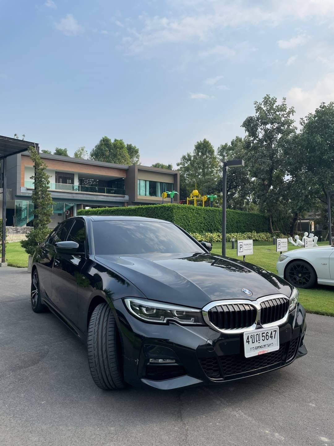 2020 BMW 330e M Sport LCI สีดำ (รูปที่ 2)