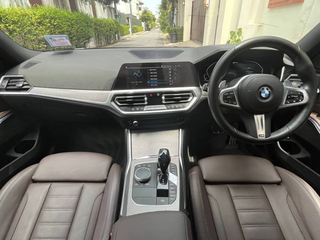 2020 BMW 330e M Sport LCI สีดำ (รูปที่ 12)
