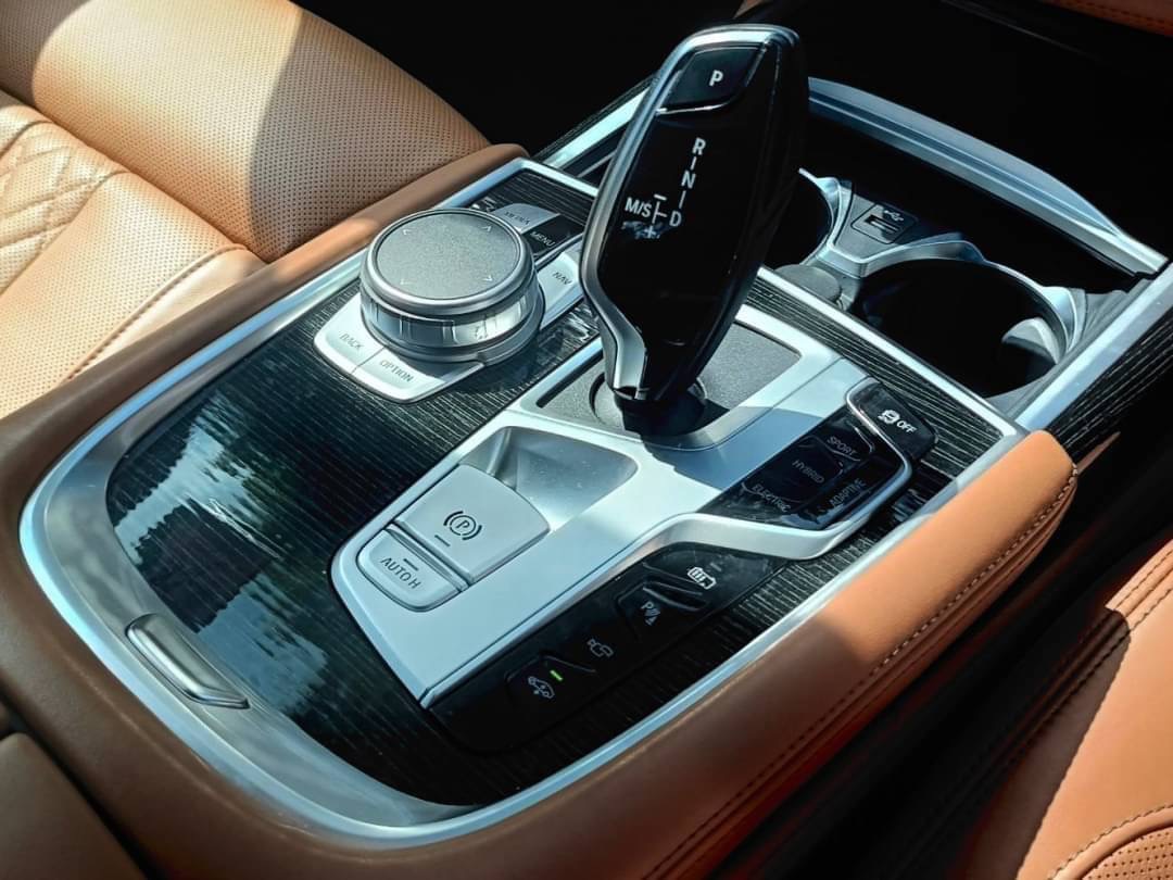2020 BMW 745Le 3.0 xDrive M Sport 4WD Sedan สีดำ (รูปที่ 8)