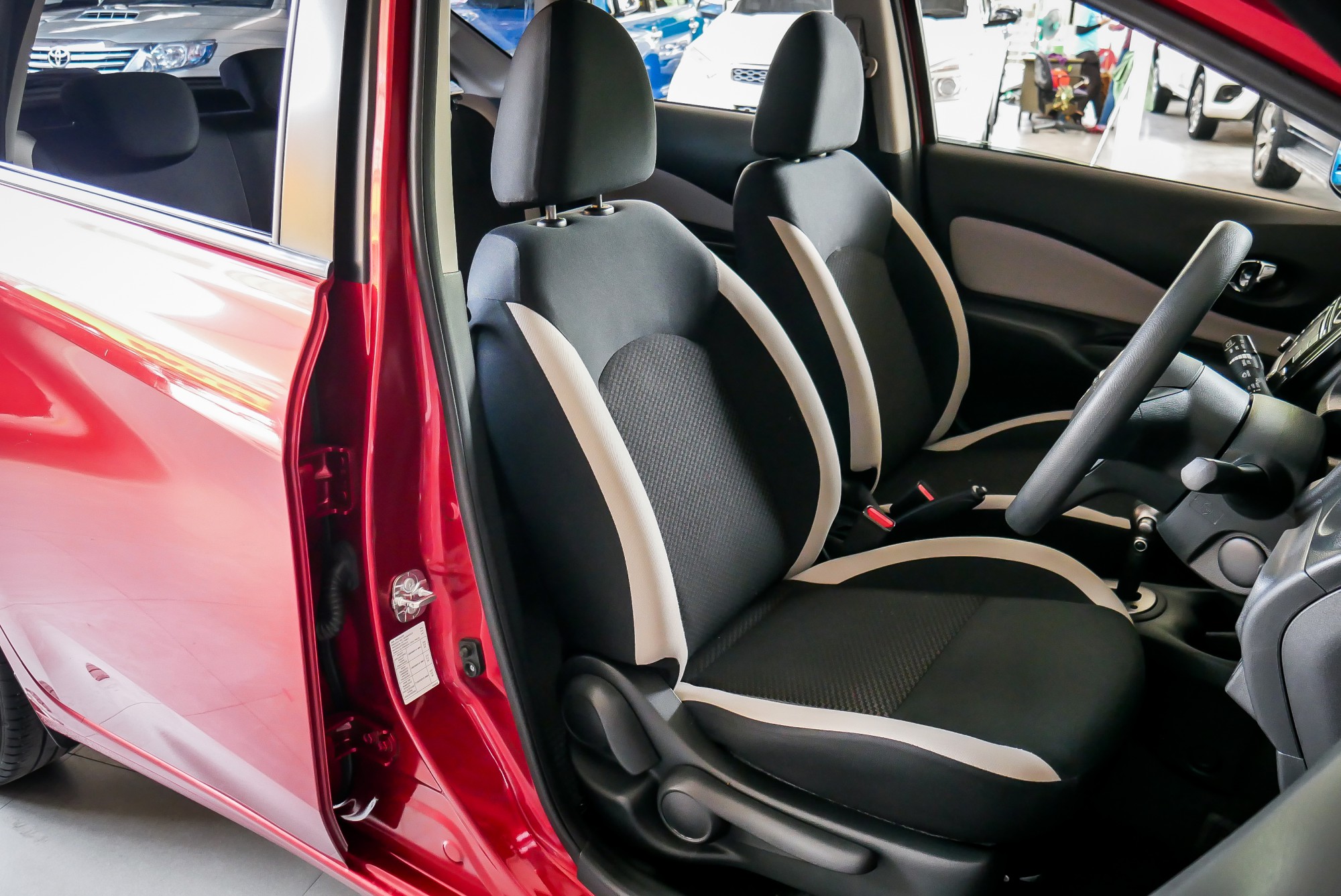 NISSAN NOTE 1.2 V AT สีแดง ปี2017 (รูปที่ 7)
