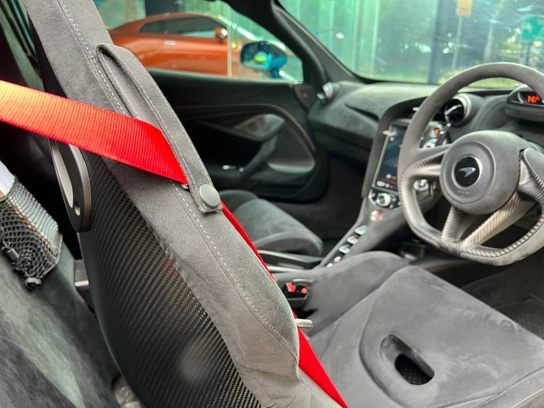 2021 McLaren 765 LT Coupe สีฟ้า (รูปที่ 19)