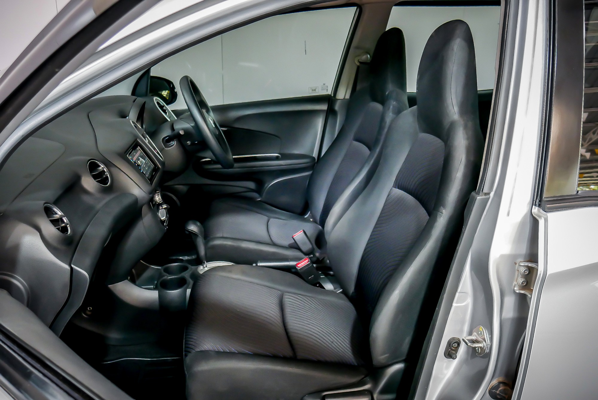 HONDA MOBILIO 1.5 RS AT สีเงิน ปี2015 (รูปที่ 6)