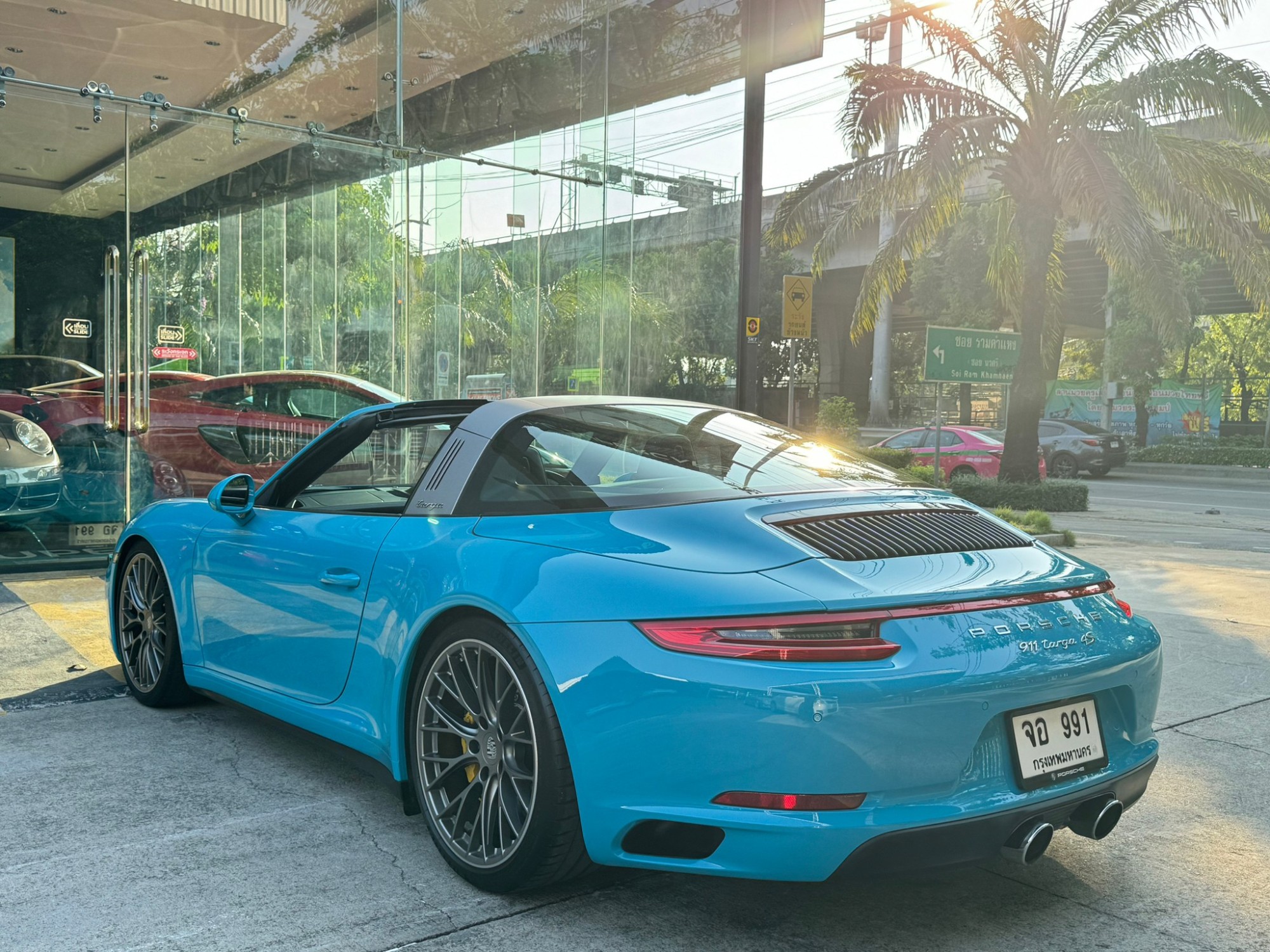 2017 Porsche 991.2 Targa 4s สีฟ้า (รูปที่ 2)