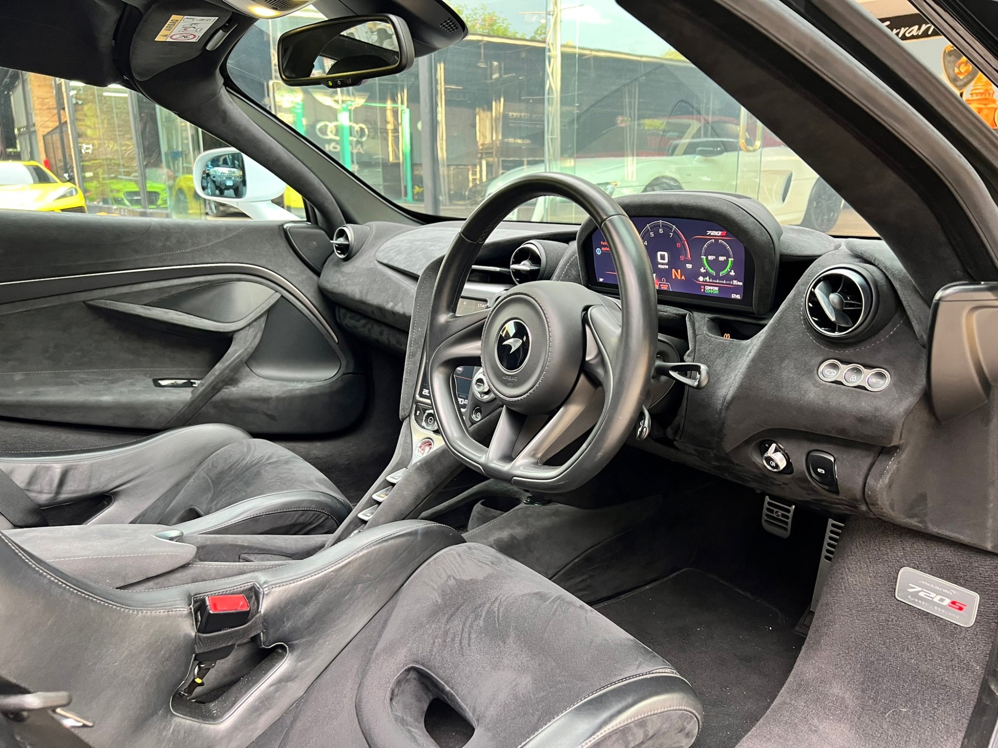 2021 McLaren 720S สีเทา (รูปที่ 12)