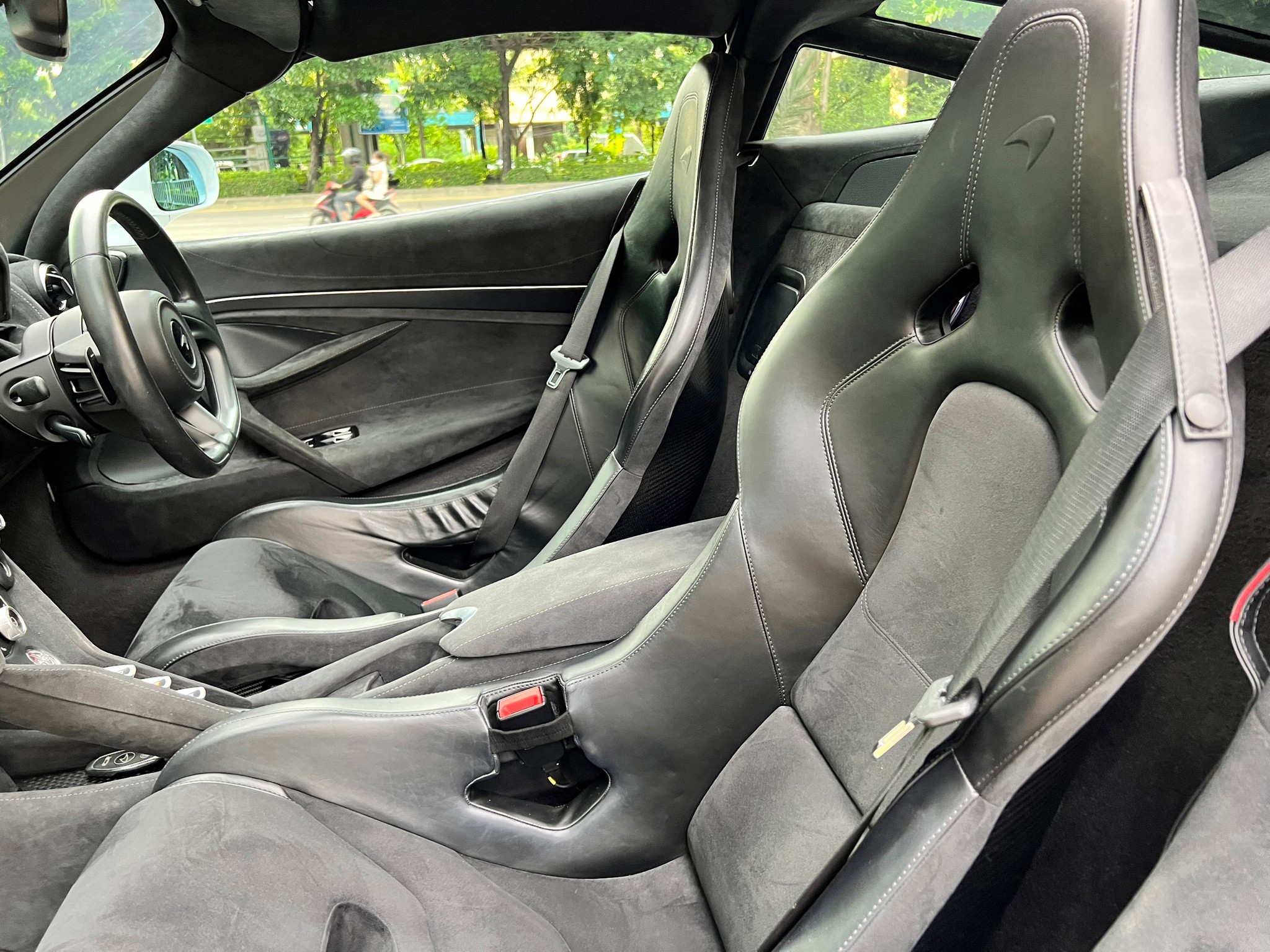 2021 McLaren 720S สีเทา (รูปที่ 8)