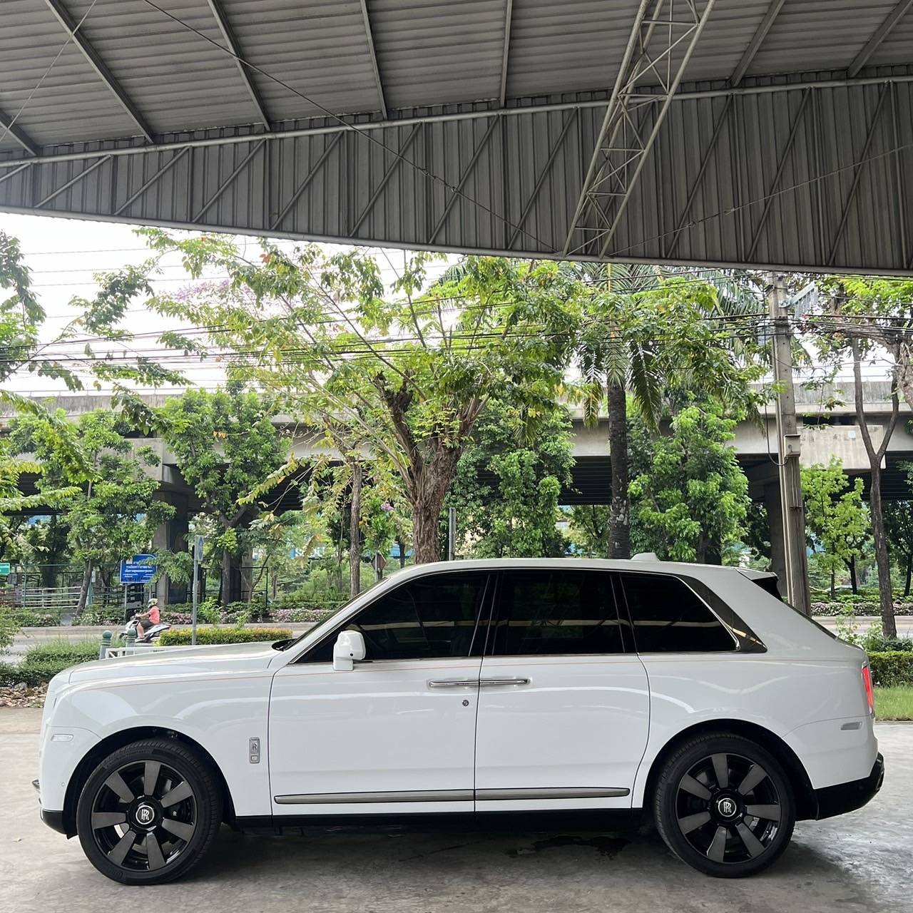 2023 Rolls-Royce Cullinan สีขาว (รูปที่ 22)