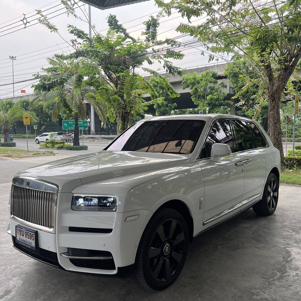 2023 Rolls-Royce Cullinan สีขาว (รูปที่ 6)